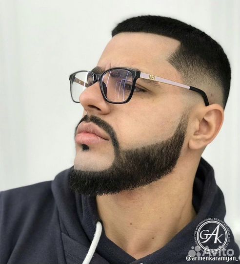 Модель на мужскую стрижку и оформление бороды