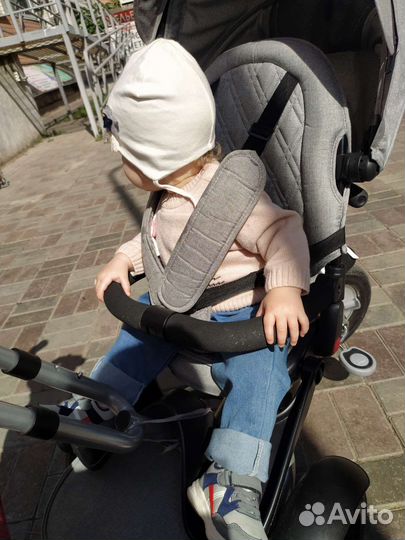 Велосипед поворачивается к маме и делается лежачим