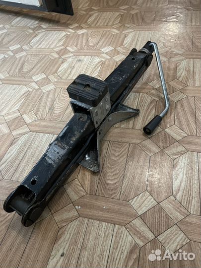 Домкрат винтовой