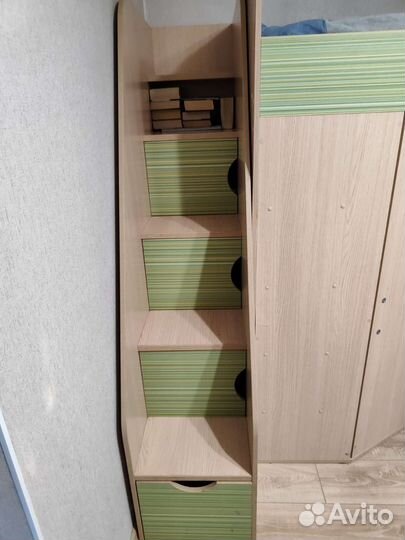 Кровать чердак со столом и шкафом