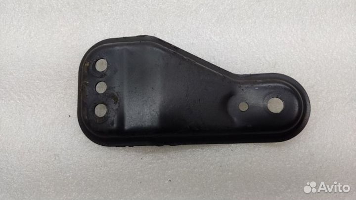 Кронштейн подрамника передний правый Volkswagen