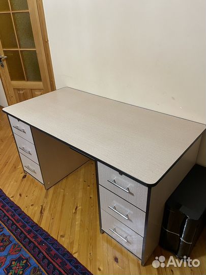 Письменный стол
