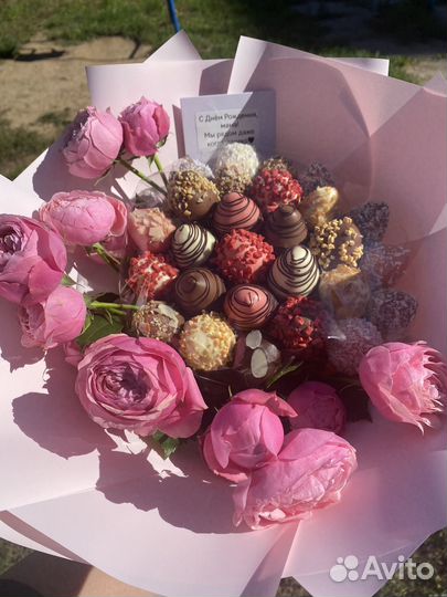 Букеты из клубники с цветами