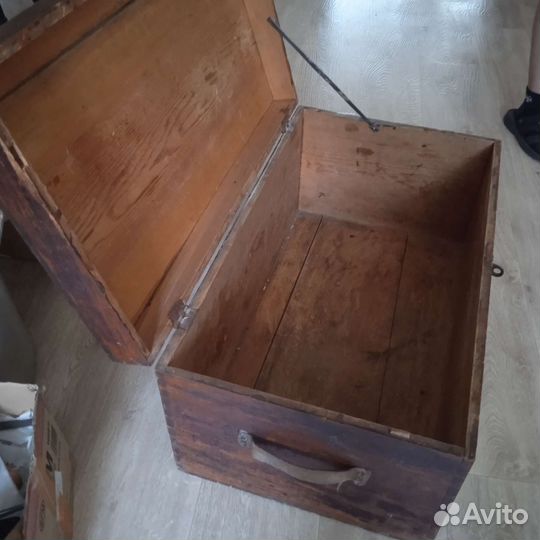 Старинный сундук из дерева