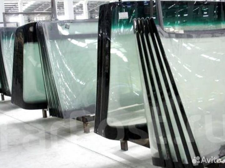 Стекло дверное верхнее правое заднее Johnston