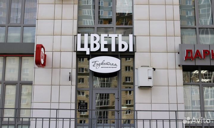 Цветы композиции в коробке М