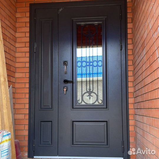 Дверь входная металлическая со стеклом