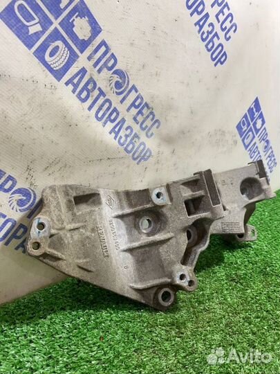 Кронштейн генератора Renault Fluence седан 1.6