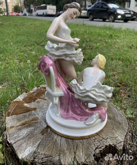 Статуэтка фарфоровая Балерины перед выступлением