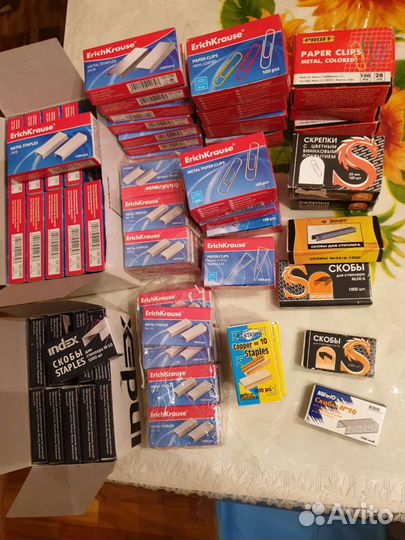 Зажим для бумаг, скрепки, скобы, закладки