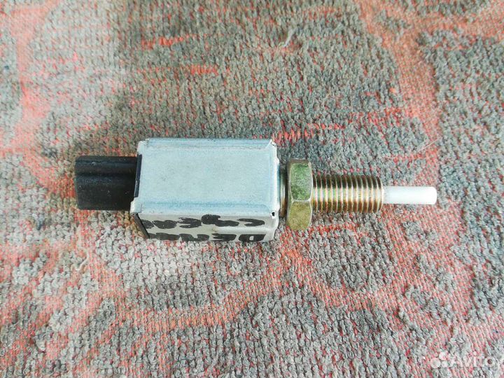 Датчик сцепления тормоза Мазда Демио 1