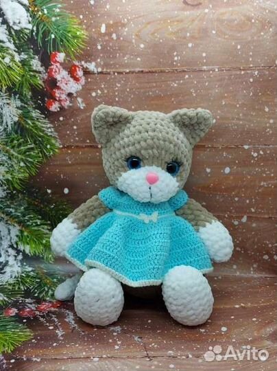 Плюшевая вязаная кошечка в платье