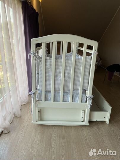 Детская кроватка с маятником