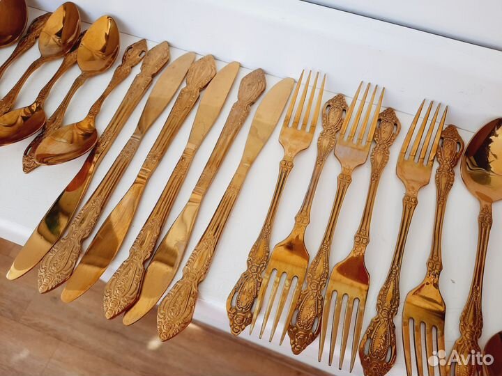 Набор столовых приборов вилки ложки золотые