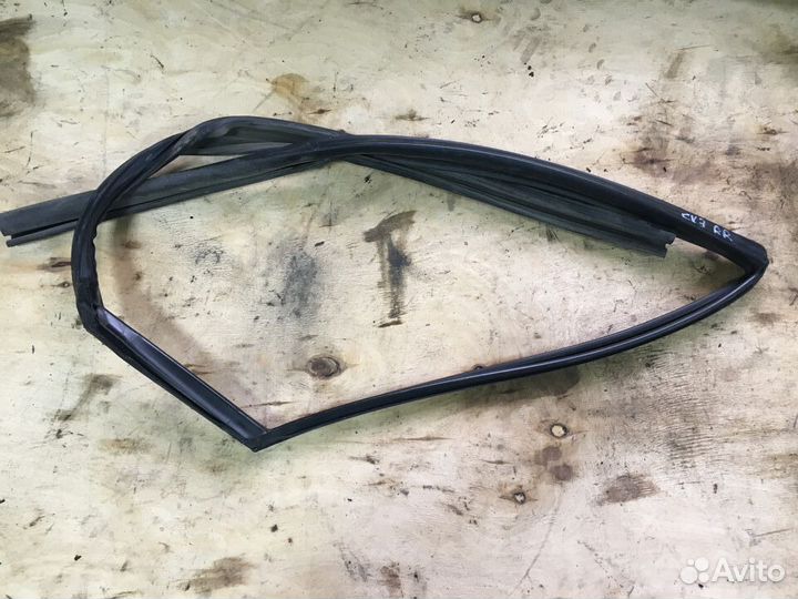 Уплотнитель стекла заднего правого Mazda CX 7