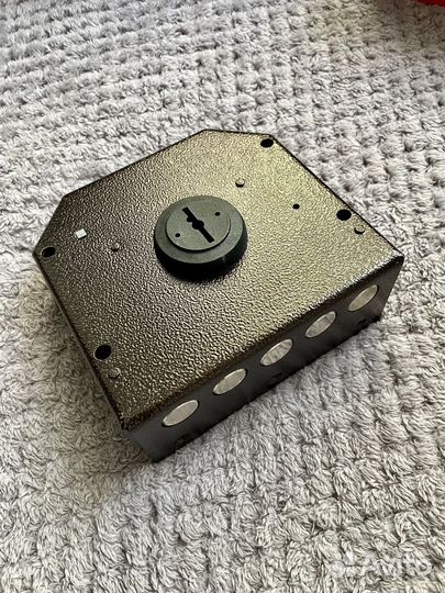 Замок дверной накладной