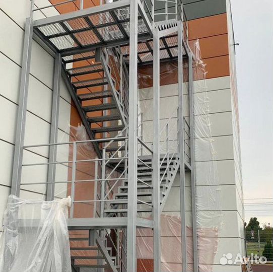 Металлический каркас лестницы. Лестница под ключ