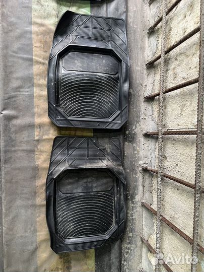 Универсальные коврики в салон автомобиля