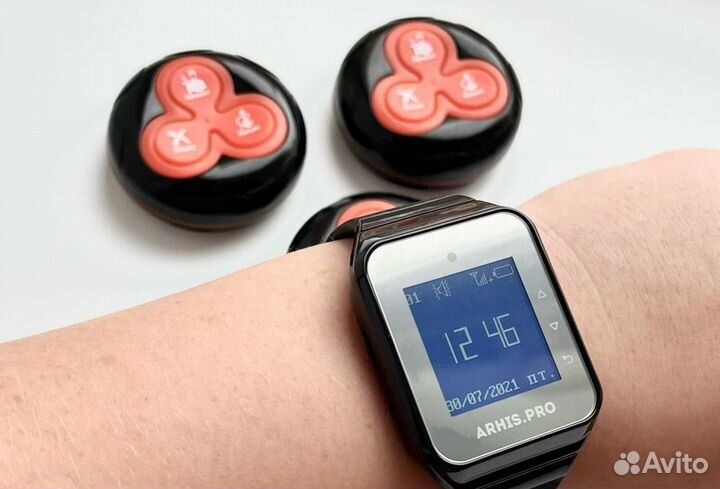 Кнопка вызова официанта с часами для кафе, баров