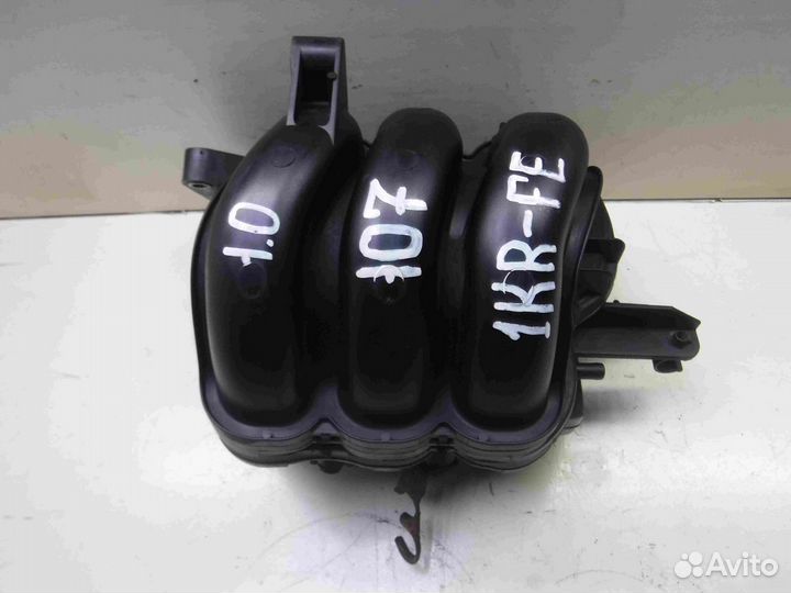 Коллектор впускной Peugeot 107 1krfe 1.0 05-09