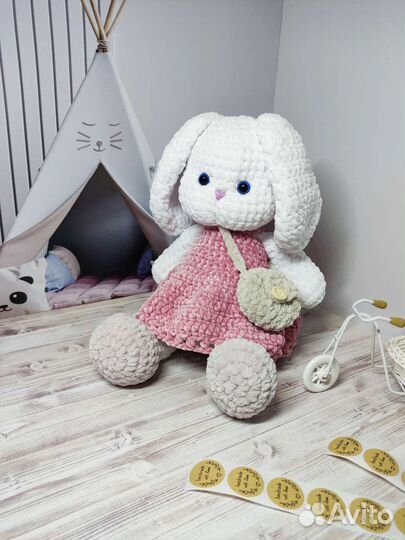 Вязаная плюшевая зайка амигуруми