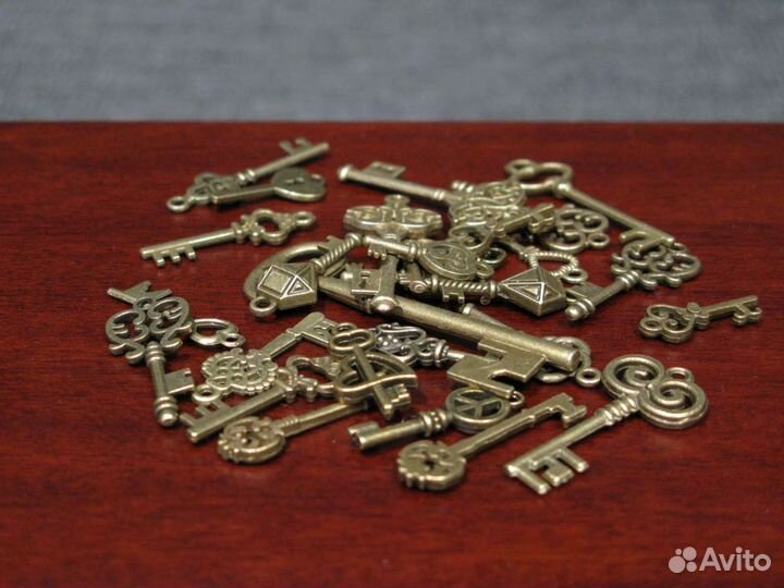 Брелок подвеска ключики и часики, ключ латунный