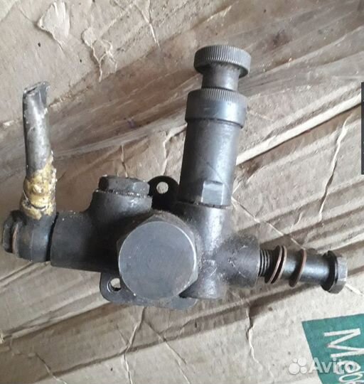 Насос ручной подкачки топлива на трактор