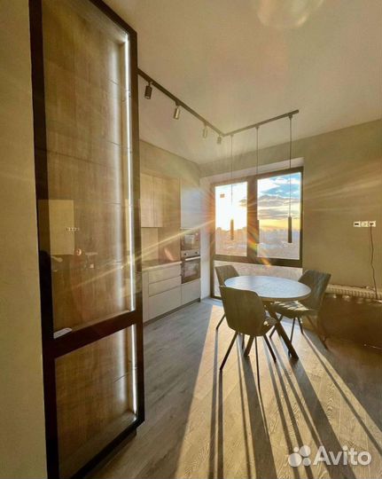 Маленькая угловая кухня до потолка