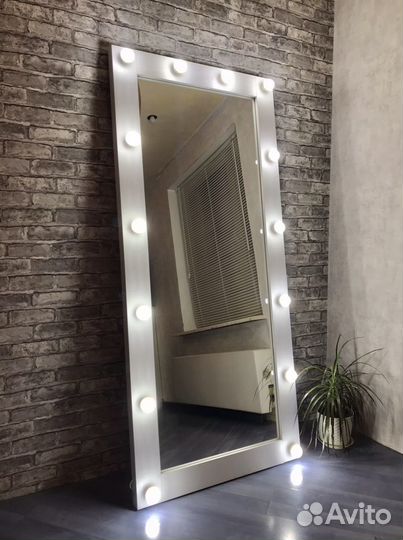 Гримерное зеркало с лампочками белое