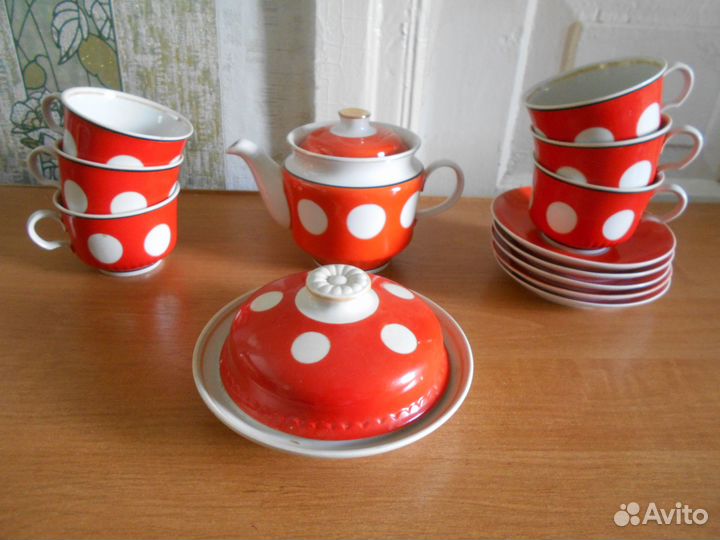 Чайный сервиз в горох, блюдца, кувшин