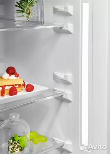 Холодильник с нижней морозильной камерой AEG RCR73