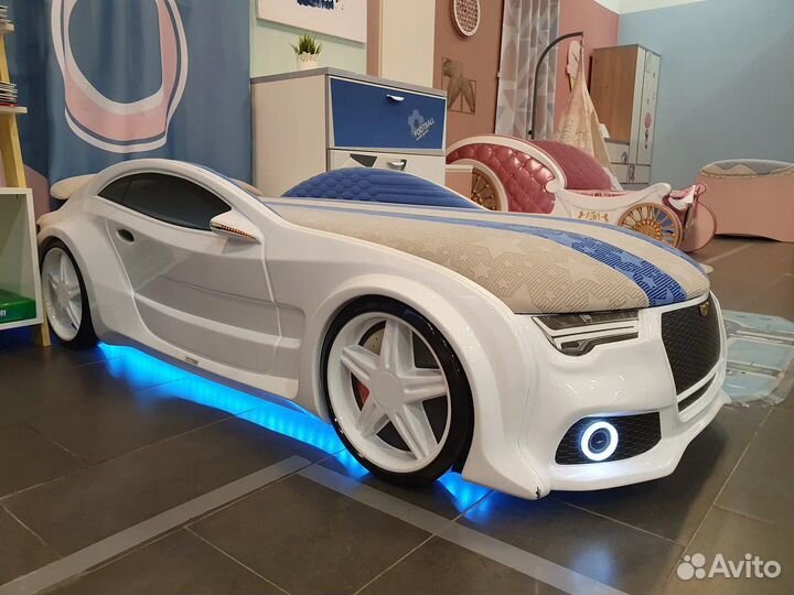 Детская кровать машина