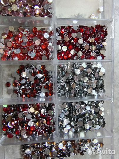 Стразы и пайетки