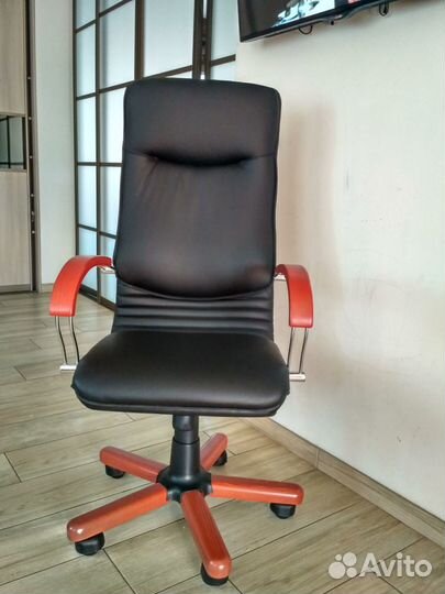 Компьютерное кресло, обитое лайковой кожей