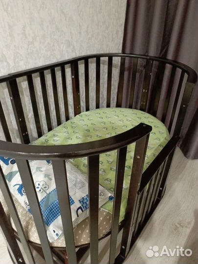 Детская кроватка с маятником