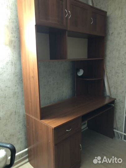 Компьютерный стол со стеллажом