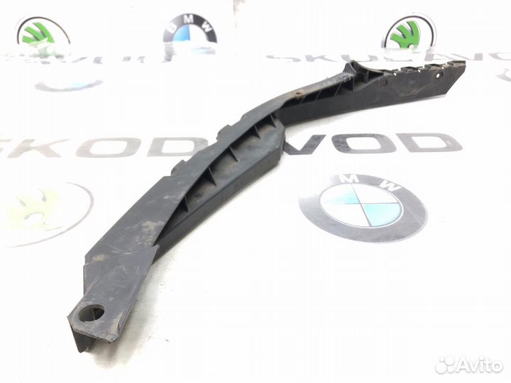 Направляющая бампера передняя правая Skoda Octavia