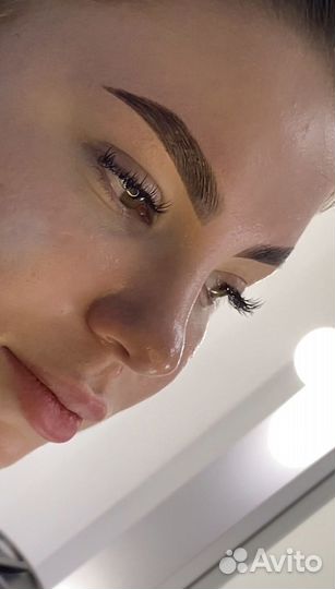 Модель на брови