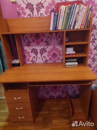 Компьютерный стол и трюймо от гарнитура