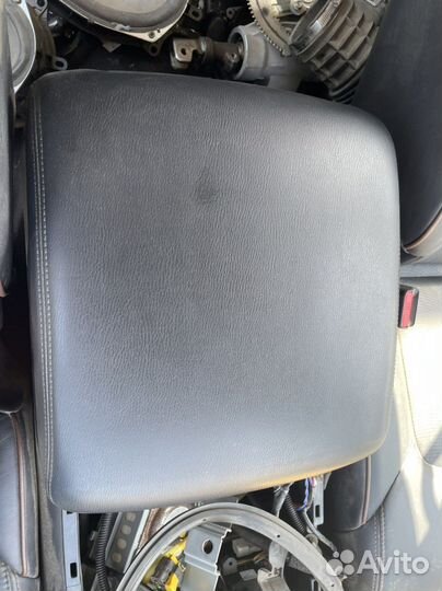 Nissan Patrol y62 Подлокотник