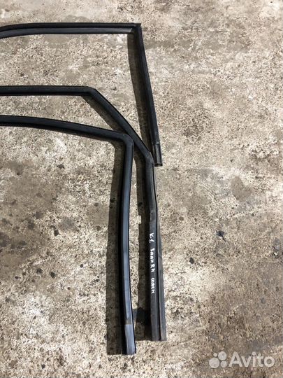 Уплотнители стекол двери гранта Калина седан