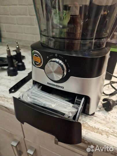 Кухонный комбайн redmond rfp 3904