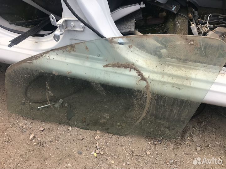 Стёкла передние дверные Peugeot 107