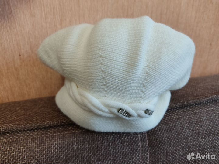Шапка белая с брошью,р.52-54