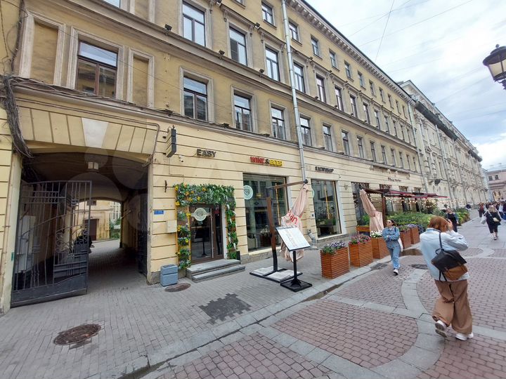 Помещение кафе с террасой у Невского, 230 м²