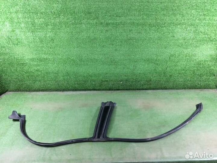 Уплотнитель стекла двери левый Subaru Impreza GG3