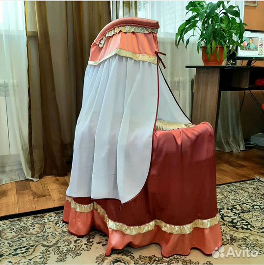 Кроватка для большой куклы с балдахином