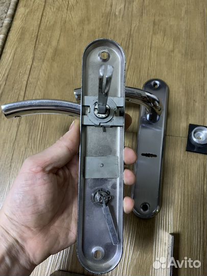 Врезной замок с ручками для левых дверей