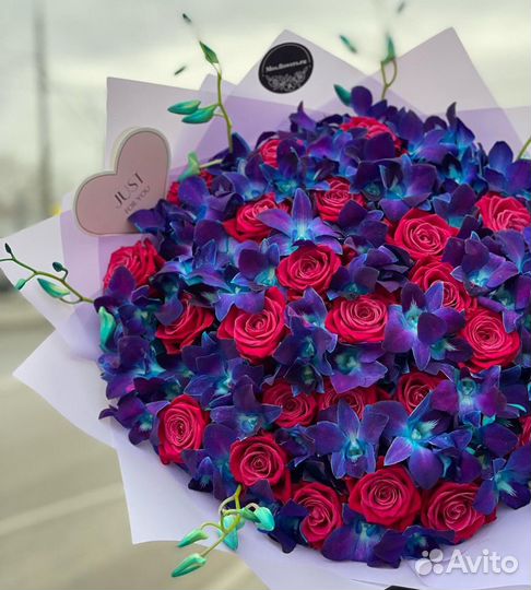 Космическое сочетание орхидей и малиновых роз