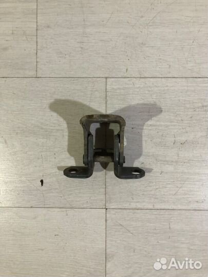 Петля двери перед лев cadillac BLS 1.9 дизель